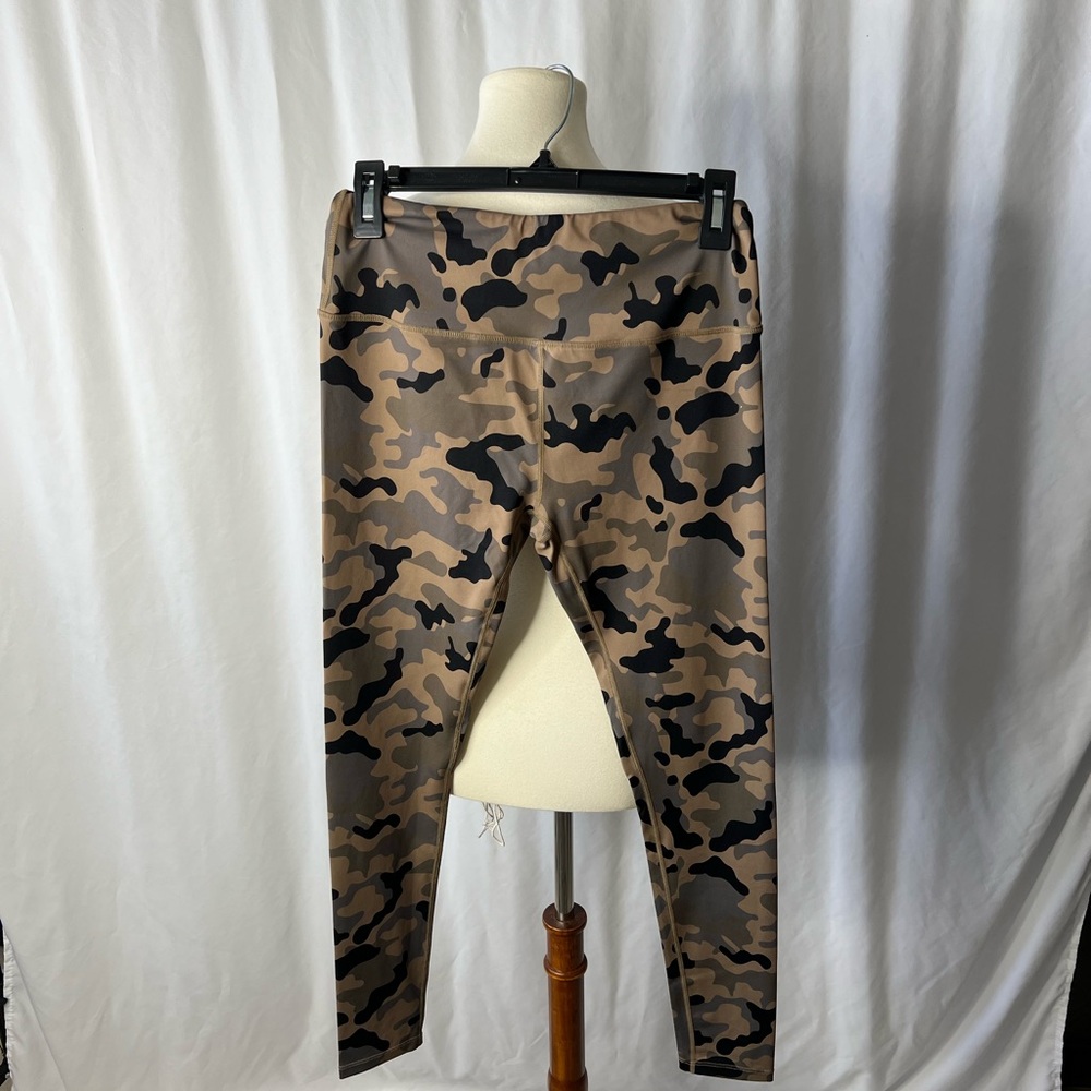 Venus Women’s Camo Print Stretchy Leggings – Size Medium